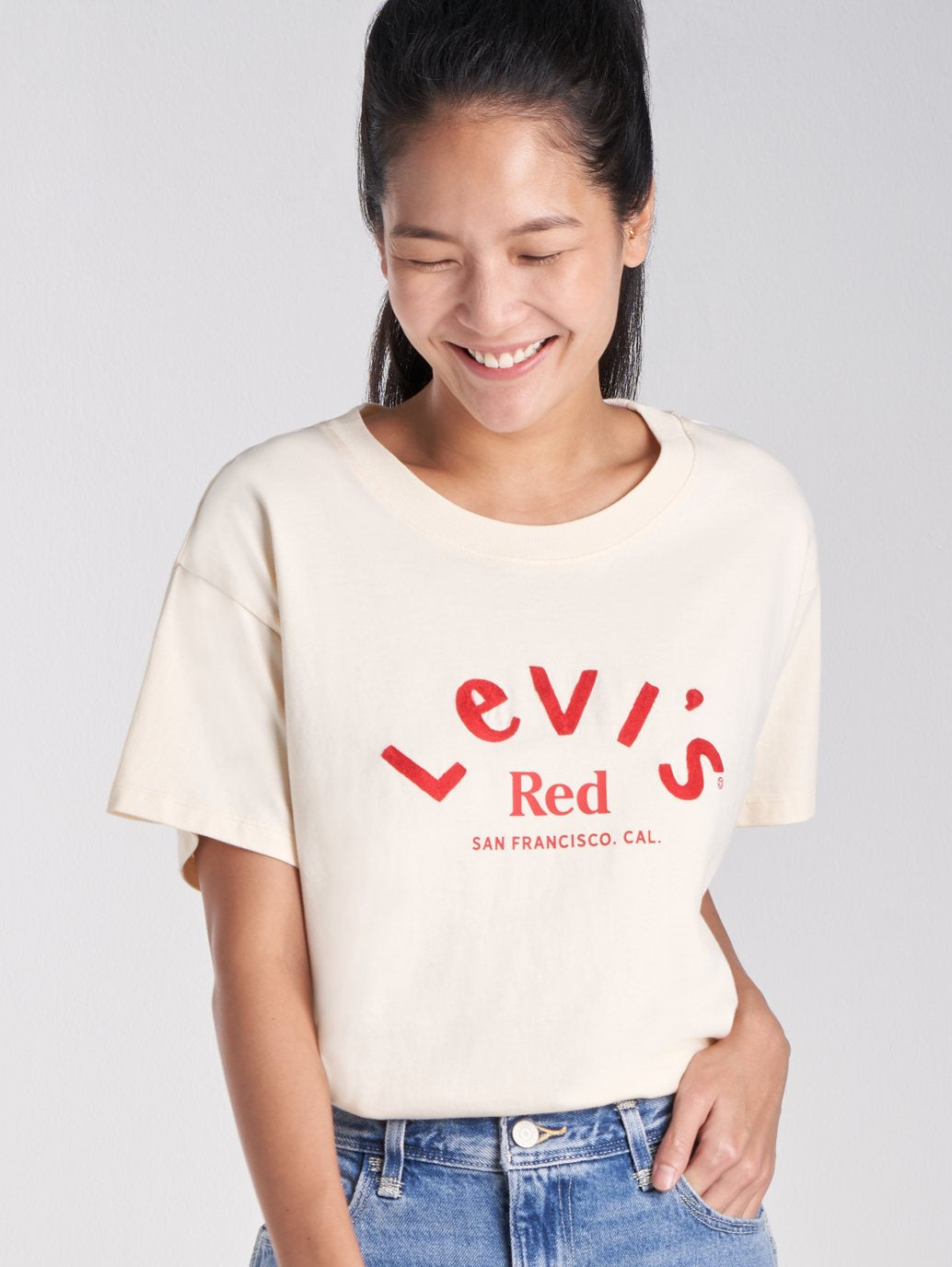 Levi's® 紅色女式短袖男友風 T 卹