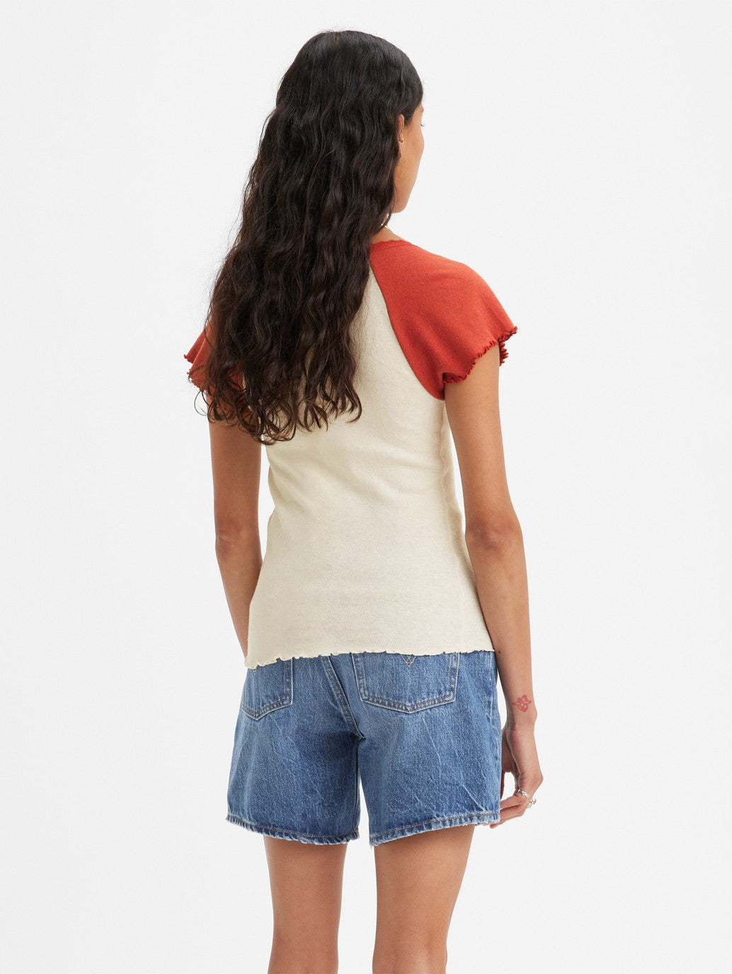 【NewJeans HAERIN 所穿】Levi's® 女式乾貨 V 領 T 卹