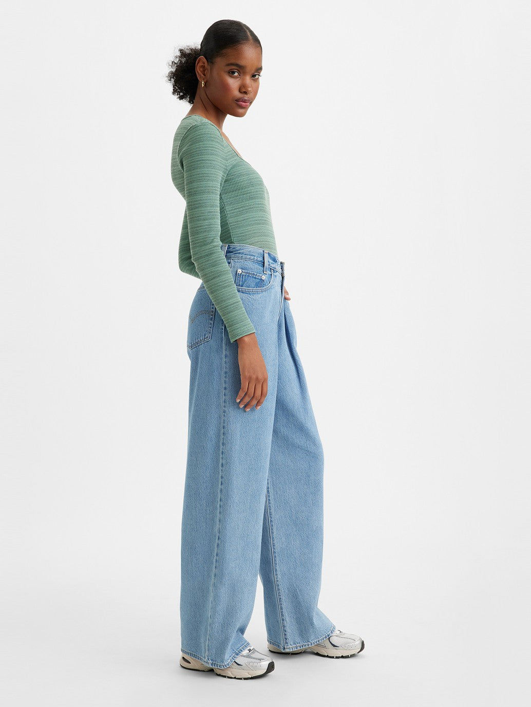 Levi's® 女用摺疊褶寬鬆牛仔褲
